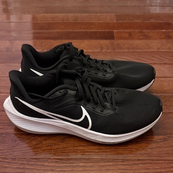 Nike Men's Black and White Athletic Shoes - Picture 1 of 8